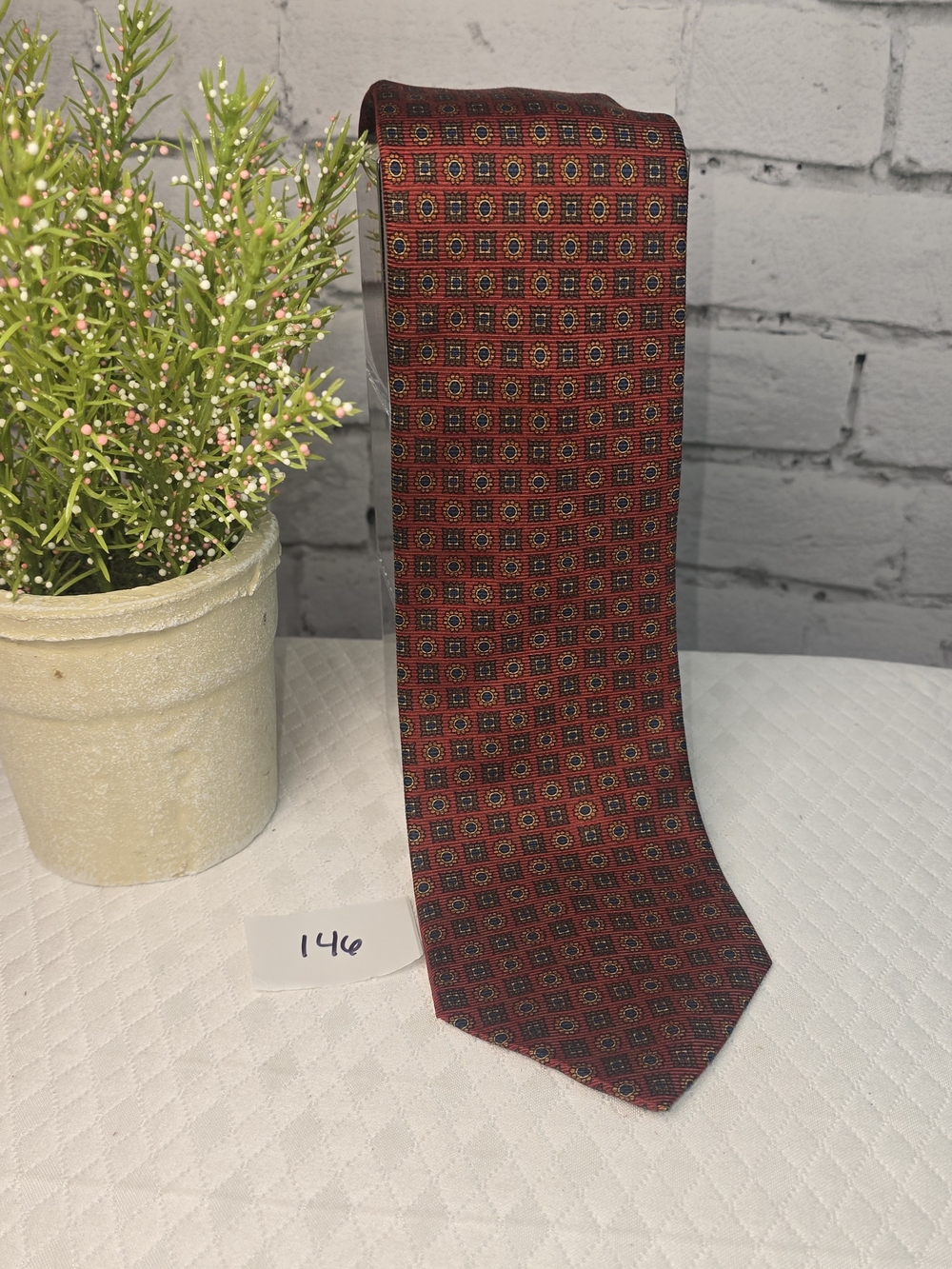 BROOKS BROTHERS MENS BRICK RED SILK TIE GEOMETRIC DESIGN IMPORTED SILK LUXURY